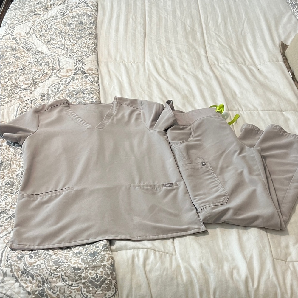 Figs Women's Scrub Set in Light Gray